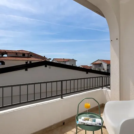 Barbaric شقة زاووستروج